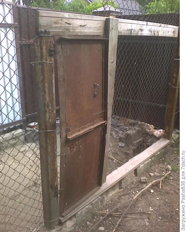 Такая вот чудо-калитка. Древняя какая-то гаражная дверца, кривая и ржавая, я приварил её (столб железный) и отделал досками, и рабицей. Запирается на задвижку.
