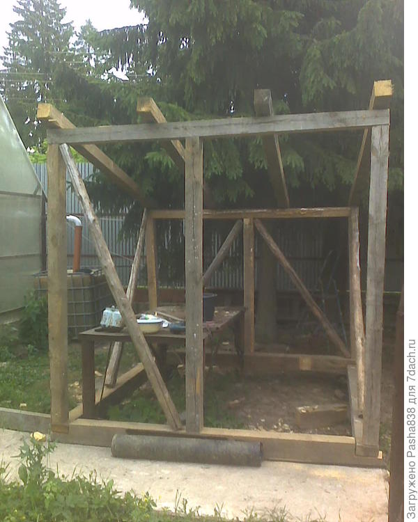 сарайчик-бойня. Фундамент у него очень скромный - спереди он просто оперт на железобетонную дорожку, а сзади и вовсе два диска от автомобильных колес. В прочем, это скорее навес, нежели полноценный тяжелый сарай.