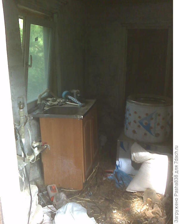 Корридор с западного входа в хлев. Здесь у меня имеется вода и мойка, а вот дальше я воду пока не провёл. Рядом с мойкой временно стоит перощипальная машина, просто поставил пока сюда, а пользоваться буду, конечно, в другом месте.