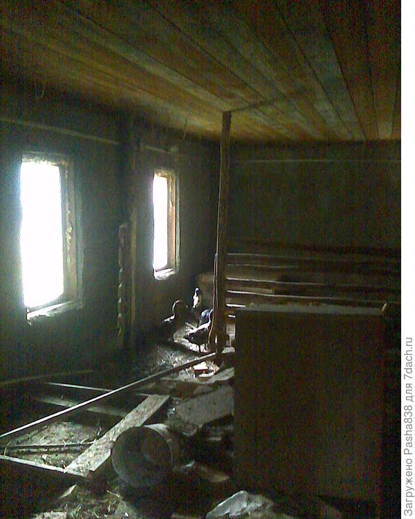 Левая сторона той же комнаты. Здесь несусветный бардак, но мне пока физически не до этого. Здесь что - большой загон, с двумя дверцами, а здесь будет еще два загончика поменьше, а от них отделено моё рабочее место, тут железобетонная чаша для перощипальной машины (это будет от козьего загона отделено глухой перегородкой, скорее всего деревянной обшитой со стороны щипальной машины оцинковкой или профнастилом) Тумбочка-столик - это отсюда уедет в другой угол, это просто для хранения всякой фигни, ну там, мазей для вымени при дойке, йода, зеленки, тряпочек для протирания мордочек новорожденных козлят и прочее в этом духе