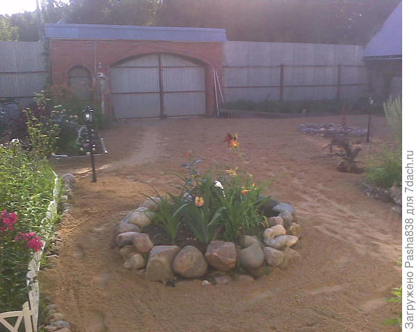 Вот, то что в досках чуть слева возле ворот буду обкладывать камнем, а доски потом выдеру и засыплю землёй (строго говоря не землёй а скорее всего как обычно старой подстилкой с хлевов). Справа виднеется недостроенный фонтанчик, на него тоже камни надо. Фонари пока просто так стоят, под них железобетонные чушки я еще не заливал, потому что на болты нужно раскарячки варить, чтобы они потом, если вдруг надо будет фонарь открутить - не проворачивались вместе с откручиваемыми гайками. А вот кабель уже провел, взял старые провода от погружных шестеренчатых (мощных) насосов, всунул в фонари до лампочек (патронов). Сами провода просто так закопал, разве только сунул в гофру. Но они не должны коротить, эти провода рассчитаны на то, чтобы в воде лежать, а не то что в сырой земле. Вот сверху на этот песок буду брусчатку класть, одну шахматной доской 8х8 плиток, а другую для сёги 9х9 доской (просто желтой, а где шахматы там черной и желтой). Остальная будет темно красная, малиновая такая, под цвет ворот. Чет утомительно это всё, хотя песок таджик развозил но мне хватило тут походить что еле до чердака доволокся, а мне сегодня еще косточки с вишни вытаскивать сидеть и варенье варить.