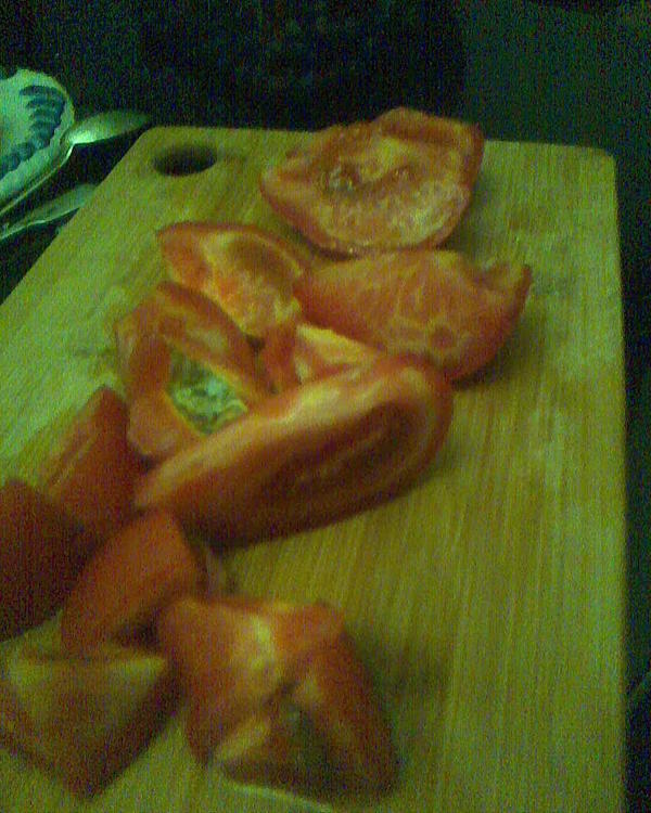 Очень жаль, что я не могу передать ни кусочка, а то бы вы смогли это оценить. По вкусу - ну примерно как пытаться сжевать свежесорванный стебель дудника (есть такое растение). И мне даже неинтересно, что это такое там стряслось - нитраты ли, или грибковая инфекция на овощных базах, или может бактериальное что, или какой волшебный долго хранимый сорт. Факт, что это невкусно. И факт, что я эту дрянь покупал в одном магазине, в другом, третьем, периодически натыкался на рынке и т.п. И именно с этого я начал вынужденное выращивание помидор. Узрите. Узрите то, что я вижу по меньшей мере последние двадцать лет. Приятного аппетита. Вот ей богу, не покупал помидоры лет пять, но вы меня вынудили, думал ну мало ли, может я дурак. Ан нет, ничего не изменилось с прошлых времен, видимо я дурак, но не в этом вопросе.