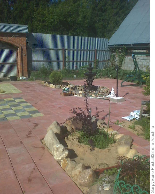 Мамины интересы. Вот эти все камушки я по лесам насобирал по оврагам, когда коз выгуливал. Тут вот барбарис, я этот лишний песок частично выгребу и ввалю вокруг пронавоженную подстилку из гусиного сарая, которая там до сих пор лежит (не убирал потому что гусини сидели на яйцах, нельзя было пугать). Ну и плитку понятное дело я с таджиками ползал выкладывал, фигли. Не идеально, но не всё ли равно, если нам нравится?