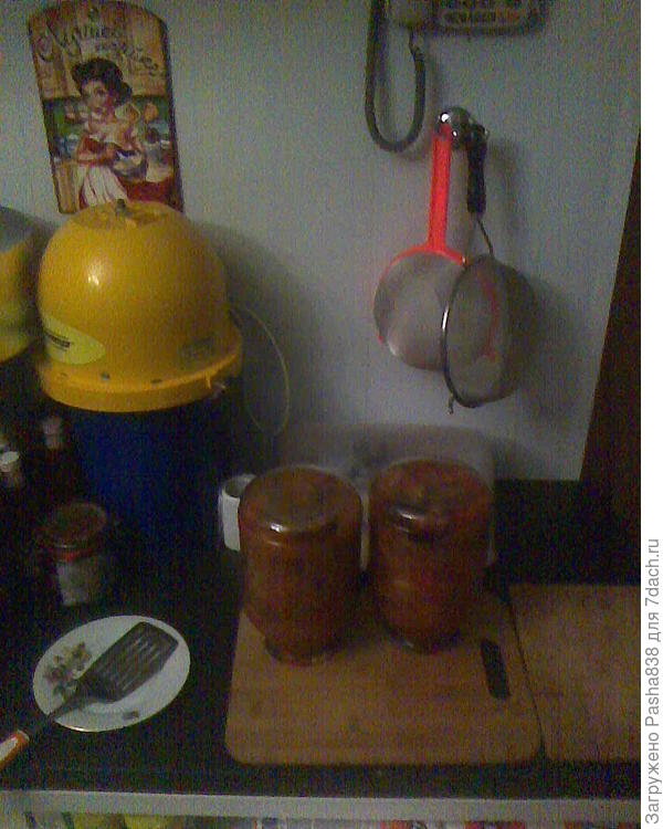 еще банки, возле маслобойки.