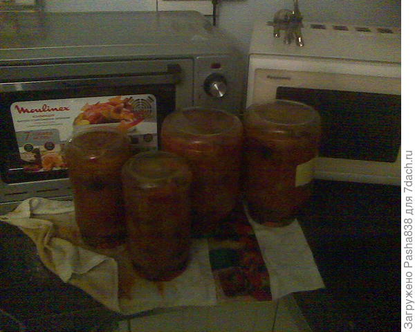 Эти банки удались, а одна не удалась - то ли крышка попалась бракованная, то ли у самой банки резьба (банка не раз использовалась, может открывали неудачно).