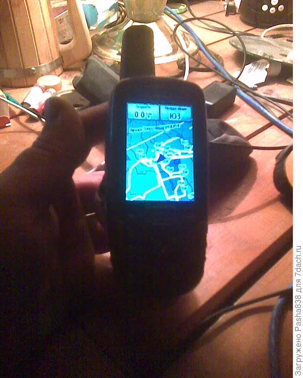 Вот такая штуковина. Лишние, не относящиеся к теме функции озвучивать не буду, давайте о простом. На ней высвечивается карта, и треугольничек, указывающий, где вы на этой самой &quot;карте&quot; находитесь. Кончик треугольничка указывает туда, куда у вас повернут этот самый навигатор (антенна). Поворачиваете в другую - треугольничек тоже поворачивается, показывает, куда вы повернулись и куда смотрите в данный момент. Что изначально надо сделать: 1. Посмотреть карту (по ней можно двигать курсором и смотреть расстояния до дорог, поселков и т.п.)и понять, насколько велик лес куда мы, собственно говоря, поперлись. В моём случае лес ограничен просеками, поселком и дорогой, т.е. куда бы я наобум ни пошел, я куда-то да выхожу. 2. Далее - нужно посмотреть в какую сторону что - что на севере, что на юге, это упростит выход если вы добрели до просеки и сразу понятно, в какую сторону по ней, направо ли или налево. Так. Что с навигатором (на всякий случай) надо таскать - это грошовый компас. Мало ли - ну батарейки сели, а так вам уже понятно будет, посмотрев на карту - где что и в какую сторону света в случае чего до победы идти. Вот компас в комплект навигатору надо брать, хотя навигатор всё показывает. Что тут еще - если он у вас включен - то он тупо рисует полосочку на карте, по которой вы шли. И можно к ней, смотря по треугольничку-указателю - вернуться, либо попереть через лес напролом к поселку, видя его направление. Но для начала я бы не уходил с просек (наобум). Что там еще - если вы ведете курсор к поселку - он вам показывает направление, и выбираете ближайший с дорогой, а не дальний черти где до куда километров десять через бурелом. По дороге выходить легче. Что там еще - есть сохранение точек, когда сохраняете точки, стоя какое-то время на месте (не помню, пара минут, что ли), а далее их видите как флажки. Я так делаю если, например, в лесу нашел что-то интересное - валун, к которому недурно бы сходить с тачкой, или грибницу где всё время грибы, или какой-нибудь дуб красивый насчет желудей или просто лесной прудик. В лесу много чего можно обнаружить. Далее - батарейки у этой штуки обычные пальчиковые, 2 шт. Обязательно надо носить две запасные, а лучше - четыре. Тогда их хватит на долгие часы шатания по лесам. Ну и конечно в лес не стоит ходить совсем без всего - я вот лично ношу с собой сумочку, где у меня лежит сотовый телефон, складной ножик, зажигалка (хотя я не курю, но мало ли, вдруг я до ночи застряну совсем заплутаю, хотя я лично в лесу костры не развожу, это только на какой-то особый случай вроде как заблудиться зимой в лесу на сильном морозе). Еще у меня там книга для чтения (но это уж такая у меня привычка), пакетики, куда я собираю грибы (тащиться с корзинами мне по жизни лень, хотя пакетики хуже, в них грибы могут помяться, но мне корзины не годятся - в них козы мордами полезут грибы жрать), ну и еще миниатюрную заначку попить-поесть, вроде сникерса с колой, или просто колодезной воды во фляжке и несколько сырников или подзасохший оковалок хлеба с парой свежих огурцов). Еще я лично ношу с собой мешок (!), но это уж мои личные заморочки, я просто имею привычку булыжники собирать. Не знаю, легально ли это вообще - переть из леса случайные камни, там валяющиеся, но я это да, практикую.