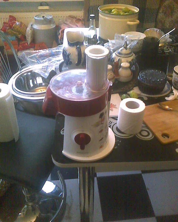 Вот такая вот штуковина. Вроде ничего особенного, но нет нужды без конца переворачивать банку, вытряхая нашинкованное содержимое. Встал и пили спокойно в любую посуду ))