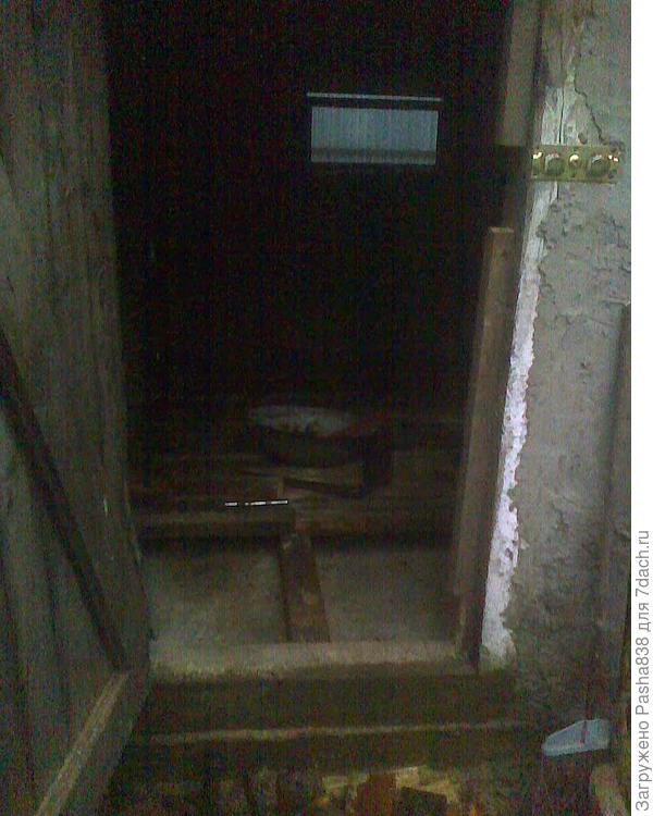 Полы железобетонные а на них я решил делать деревянные. Вообще думал делать решеткой, но потом передумал, сделал глухой (ну может кое-где щели, понятное дело, но не решеткой) дощатый, на 100 мм брус, поэтом это дело как следует побелю и, как высохнет - насыплю опилок и соломы. И еще надо будет над окнами цели запенить.