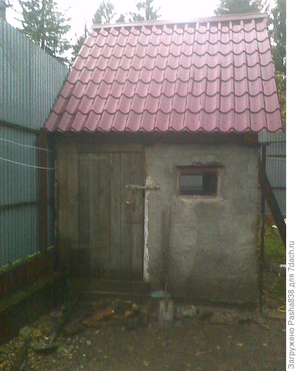 Такой вот оригинальный домик. Я наверное этого порося Наф-Нафом назову )) Три окошка, пеноблочные стены, оштукатуренные с двух сторон.