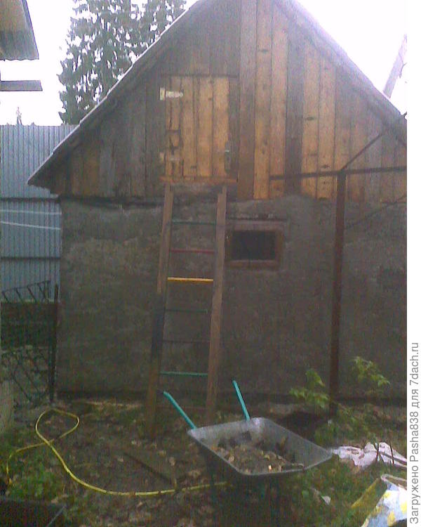 пеноблочный домик для поросенка. Фактически весь вышел даром, за исключением цемента, гвоздей и саморезов крепления железа. Ну и кой какая фурнитура дверная - петли и засов, это да, куплено.