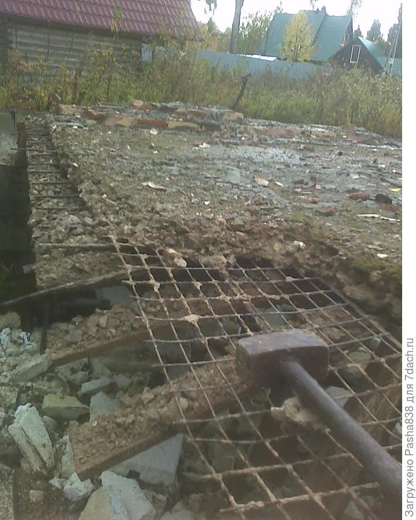 Вот, гляньте сколько тут сокровищ )) И обратите внимание на качество бетона - это не заводской бетон, который бить тяжело, а так, хрень какая-то проваливающаяся. Фото правда устаревшее, этот пролёт я давно разбил и забрал. А вот домик рядом - этот нет, этот остаётся, его ломать не велено.