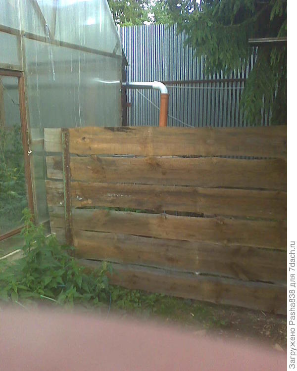 Теплица с торца. Забор - это просто там козы за ней гуляют (у них там проход вдоль забора в обход участка вокруг таких строений, там мы идём на улицу гулять, а не напрямую через огород