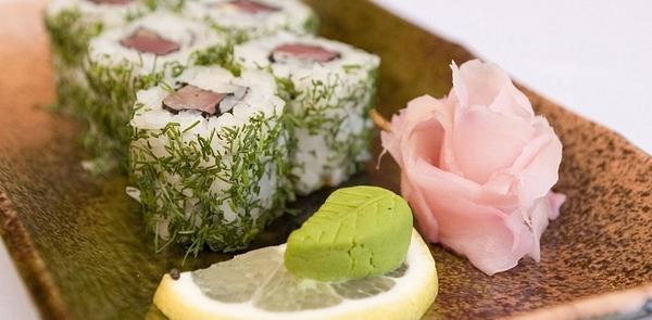 Вот. Фото не моё, а радномное с инета. Приправа, слепленная в форме листика, лежит на половинке лимона (соответственно можно сделать вывод о количестве и размере).