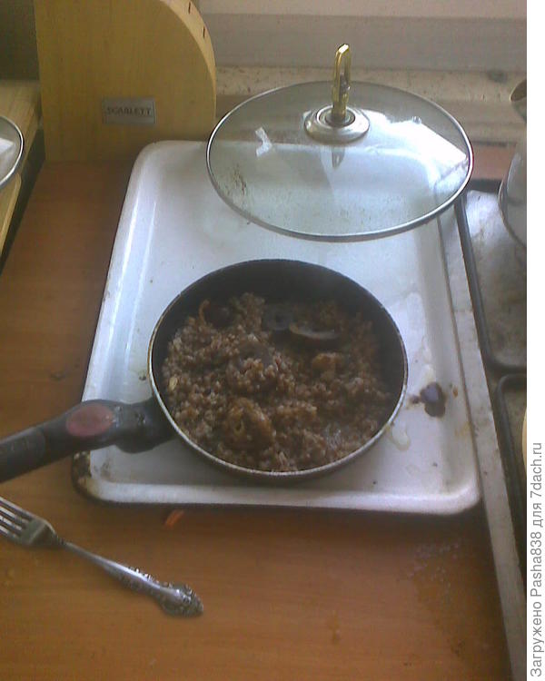 докинул туда в этот жир отварной гречки