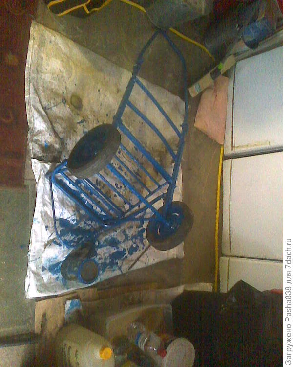 Хранилище. Фото правда не совсем подходящее, но другое делать уже лень, в общем справа от тележки видны морозильники. Здесь я и храню свои сокровища, левый морозильник - чисто ягоды, правый - всякая всячина (замороженные яблочные дольки и на других полках костяшки от птицы, в смысле суповые спинки, ну и еще какая-то такая ерундистика, замороженный сельдерей, тертая морковка, винегретные наборы из свеклы и моркови и т.п.), а правый морозильник - тупо одно мясо, туда я кладу козлятину. Ну и по ситуации - летом козлятины мало, а вот яблоками может быть забито много чего. Варенья же и компоты располагаются в погребе. Ну и понятное дело в самом доме (это не дом, а складское помещение) пара дежурных морозильников чтобы за каждой мелочью не бегать сюда. Признаться, у меня везде и всегда ужасный бардак, но это по ходу наследственное и неизлечимо - в этом плане я ничем не отличаюсь от своего деда.