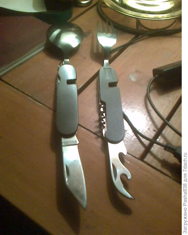 Он еще на две части раскладывается, там есть вилка и ложка ))