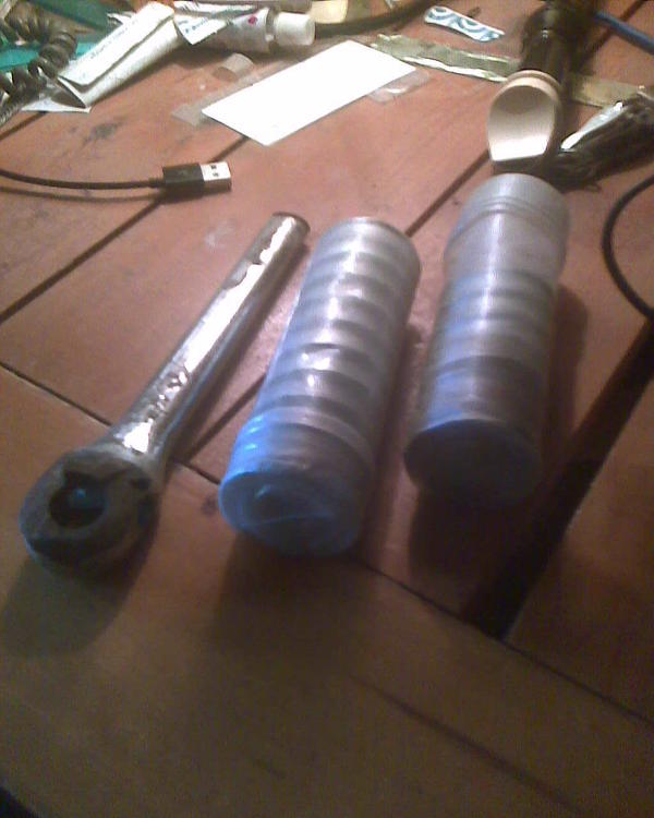 И вот еще одна из весьма приятных вещей этой осени. Они существуют! Подшипники для тачек. Нигде их не было, ни в мерлене, ни в прочих хозяйственных магазинах, но я усиленно искал и нашел. В Лобне в промзоне есть некий склад &quot;Мавипро&quot;, короче там всякие корыта, колеса, и подшипники тоже (правда я намучившись до этого купил сразу двадцать штук и не уверен что у них еще остались). В общем, теперь у меня все тачки с новыми подшипниками, а то старые давно в труху, в последнем всего два шарика оставалось ))) Рядом самодельное приспособление для выбивки останков подшипников, сделанное из огрызка велосипедной педали, найденного в лесу (чего только у нас иной раз в лесу не валяется).