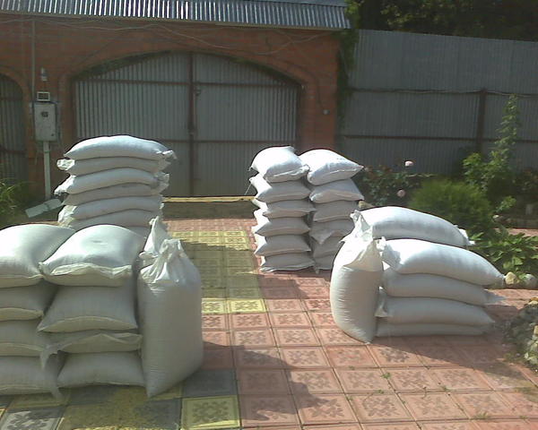 Вообще постепенно готовлюсь к зиме. Чтобы не разрушать себе нервную систему, я на всякий случай закупил побольше разного зерна - ячменя, овса, пшеницы, кукурузы, а также зерносмесь, ну и один мешок кормового гороха. С горохом у меня забавная история всегда - я вечно не доезжаю за семенами, поэтому однажды мне это надоело, и я стал брать обычный кормовой горох, и его сеять. Он вполне бодренько растет, дает неплохие стручки, которые я потом пускаю на суп, а что если &quot;с мясом&quot; - то охотно клюют куры. Ну а &quot;лишний&quot; горох из мешка, который не пошел на посев (у меня же огород а не целое поле) - скармливается кому попало (птице, козам).