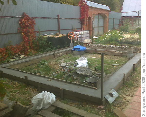 Фундамент летней кухни (здесь будет коптильня, шашлычница, тандыр и прочее в этом духе).