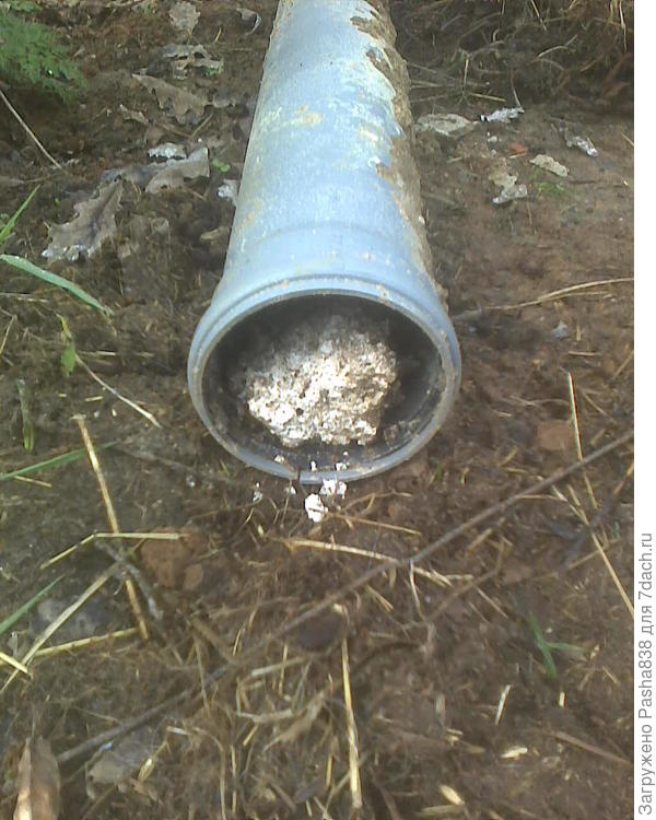 Вот прям вся была такая. Все три метра почему-то. Дальше и ближе - было не так критично, удалось прочистить арматурой, подвигав её туда-сюда, а конкретно этот кусок так и пришлось вынуть и заменить на новый, этот полежал у меня с месяц (причем стопудовый такой, я насилу его вытащил) ну и потом мне удалось его вытряхнуть и задействовать под один из дождевых водостоков, по этой трубе теперь дождевая вода течет в ёмкость, из которой я в основном сосенки поливаю.