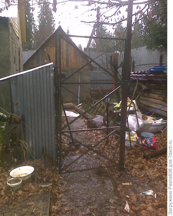 И еще вижу кучу неубранного старого барахла, которое мне предстоит со временем убирать, прежде чем туда пускать индюков. Ладно, железо на брусе пойдет на крышу кухни-коптильни, брус постепенно расходится, а вот остальные безобразия надо бы куда-то девать. Там еще водостоки лежат (они пойдут на кухню), древний унитаз не пойми зачем, сломанная тачка, которую недурно бы сварить заново и отреставрировать на досуге, акриловая ванна (думал гусям использовать, да неактуально - гусям-то я буду бассейн целый бетонировать, ванна ни то ни сё. Наверное сделаю у неё лаз, чтобы удобно было вылезать, и задействую у уток когда старое корыто проржавеет. Хм. Старая лестница, еловое бревно... Короче полный набор блин. Слева здание - это хлев, там вот козы, молодняк птицы в стеллажах и эта комната как раз будет индюшачей с дверью сюда, а небольшой домик-сарайчик прямо по курсу - это будущий то ли свинарник на одного-двух боровков, то ли я там поселю барана с парой овец (ну как поселю, зимовать просто там придется, вдоль забора гуляя выходя).