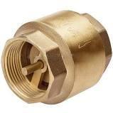 Обратный клапан (фото нагуглено в интернетике). Устройство очень простое - стрелка - указывает направление движения воды. Т.е. он пускает её в одну сторону за счет всасывания, а стоит воде нажать в обратную сторону (потечь) - он захлопывается и не пускает. Очень простое устройство с пружинкой и металлической обрезиненной затычкой.