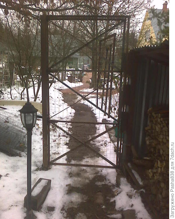 Калитка индюшиного выгула. Сварил в основном из 25 уголка, чуть скомпоновав с арматурой.