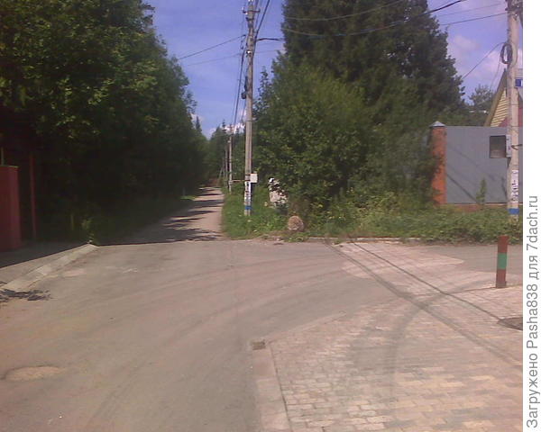 Перекресток где я живу. Справа желтый - это хлев, а красная крыша - это пока пустой домик, куда я кого-нибудь (из живности) потом поселю. На столбе обугленный электрощиток, принадлежавший соседу через дорогу - туда в прошлом году ударила молния.