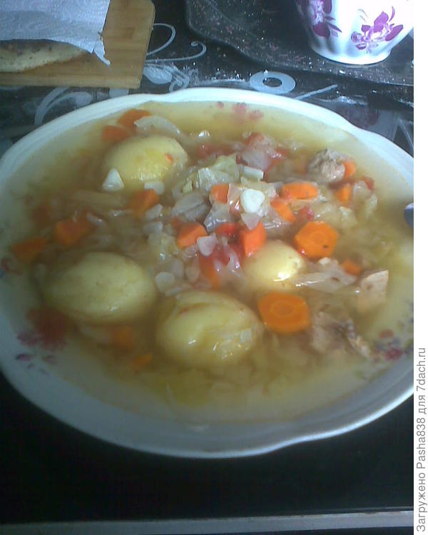 Еще пошла молодая картошка и капуста. Варим такие вот щи, потом докладываю туда свежего чеснока.