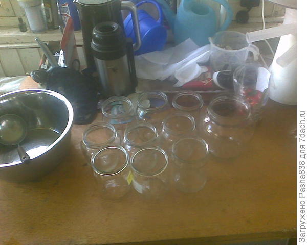 Еще банки. Три закатных, остальные завинчивающиеся. Явно не хватит, поэтому я потом домыл еще банок.
