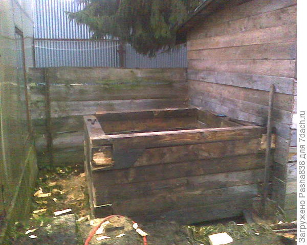 Построен этот ящик сугубо для осенней ботвы из теплиц. Очень уж муторно и невыгодно было её сжигать, поэтому я сделал для неё специальный ящик. Пусть там перегнивает хоть 10 лет, буду сваливать туда и всё. Забор позади - там просто козы проходят гулять (эдакий прогон вдоль забора, больше пройти негде), а сарай рядом - бойня. У меня не резиновый участок, поэтому пришлось расположить всё рядом.