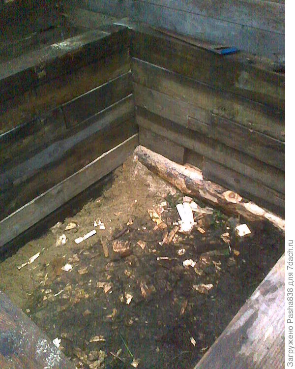 На фото не очень видно, но там целые брусья чередуются с огрызками, подогнанными далеко не идеально. Ну то есть если это было бы что-то другое, а не компостный ящик, то пришлось бы как минимум паклевать. А так - сам компост обычно набирается лет под десять, гниёт, а потом туда сверху на этот ящик, вваливши торфа - торжественно сажается какой-нибудь крупноплодный кабачок или тыква. И только потом, когда уж совсем всё сгнило в труху, компост выгребается. Не то чтобы уж совсем удобно, но, думаю, раз в 10 лет я не развалюсь )))