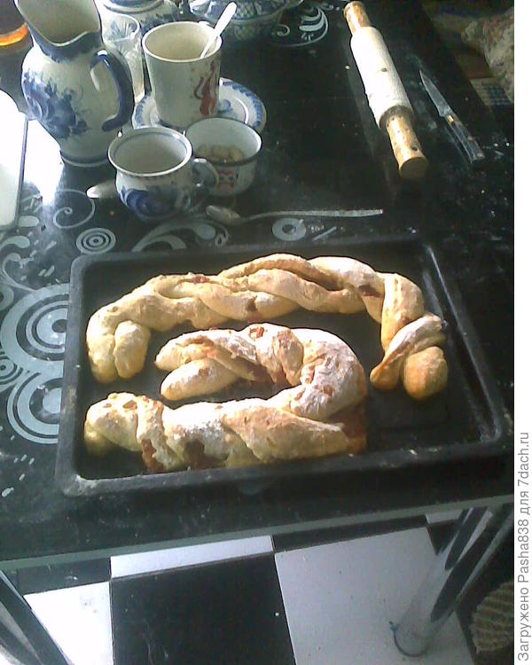 халы с яблочным повидлом. Делаются две полоски теста, в них закручивается густое яблочное повидло, почти мармелад - и плетется хала. Я не очень старался, поэтому у меня вышли не халы, а тентакли какие-то, вдобавок я не рассчитал длину и их пришлось загнуть. Как бы там ни было штука вкусная.