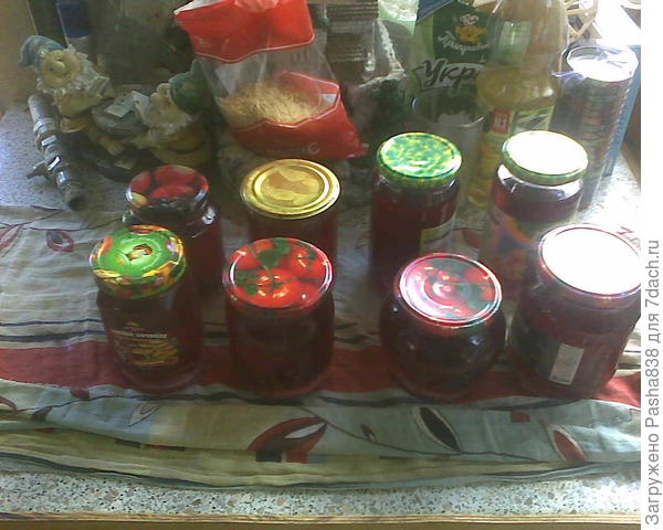 Красная смородина начала созревать, сцедил с неё сок, вскипятил, влив в горячий сахарный сироп, этот сок (сока 1 сахара 2 и чуть воды в сахар чтобы не пригорел ну и помешивать), расфасовал по поллитровым (примерно) баночкам.  Очень вкусная штука на зиму и вообще.