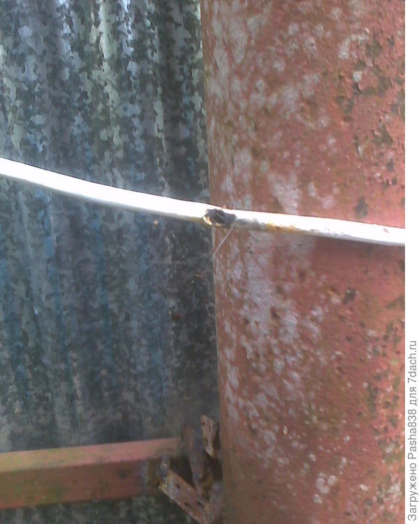 Т.е. я так понимаю молния дала в забор, он чуть нагрелся и провод, лежащий у столба, оплыл, обгорел и даже спаялся медью. И выдавал искру.