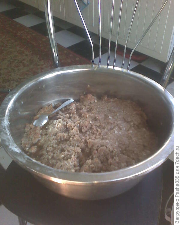 Ну и фарш из покупной свинины и говядины (строго говоря свинины было больше, а говядины мало) и лука.