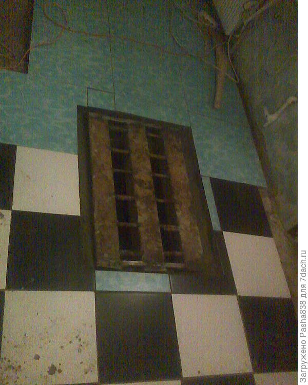 Зиндан в процессе кладки кафеля вокруг (там еще легли тонкие кусочки, просто фото в процессе. Эта стопудовая стальная решетка вынимается, и под ней находится канализационный коллектор. Ну а так - она обычно прикрывается сверху тонкой фанеркой и резиновым банным ковриком.