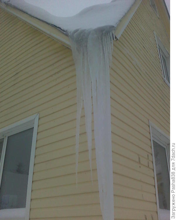 Иногда в этом месте приходился лазать на лестницу и бить кувалдой, чтобы сбить ледяные глыбы. Так их обычно нет или почти нет, но при резких перепадах температур, сочетающихся с обильным снегопадом - вот такое вот образуется.