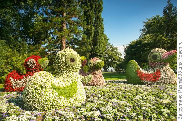 Что-нибудь вот такое (картинка из интернета). Только просто зеленую, ну разве только глаза ей сделаю из камней или может вкраплю бутылки донышками круглыми на вид, или еще что).