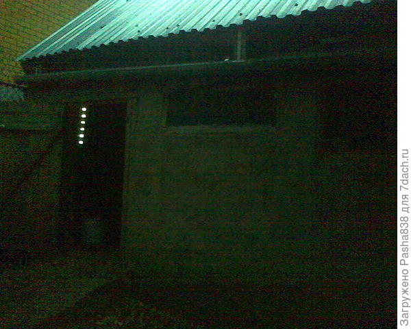 Гусиный домик. Как раз из вот этих самых блоков, оштукатуренный. Окна сделаны из древней тумбочки (взяты стекла оттуда и под них изготовлены рамы), подсветка светодиодная 12 В - от старой душевой кабинки. Ну и двери обычные дощатые, железобетонный&amp;quot; заезд&amp;quot; чтобы мне удобно было при уборке туда с тачкой заруливать, а гусям заходить.