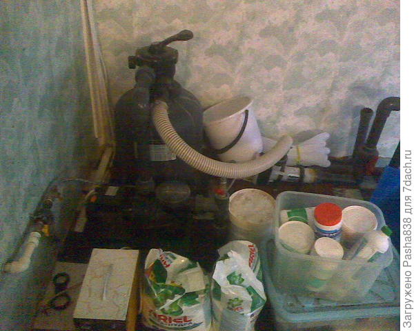 Такие вот пластиковые стены. Из минусов - материал этот сгораемый, в отличие от, например, кафеля.