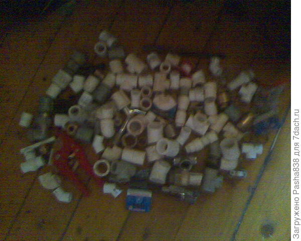 А так - поеду в апреле за сантехникой. Буду воду разводить, чтобы меньше таскаться с лейками. А то где утки живут - там воды нет, туда приходится так таскать, наливая им купальню. Надо трубу подтянуть, легче жизнь станет )