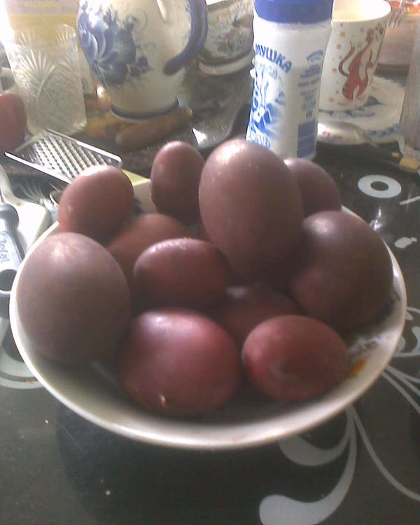 Крашеные отварные гусиные и куриные яйца