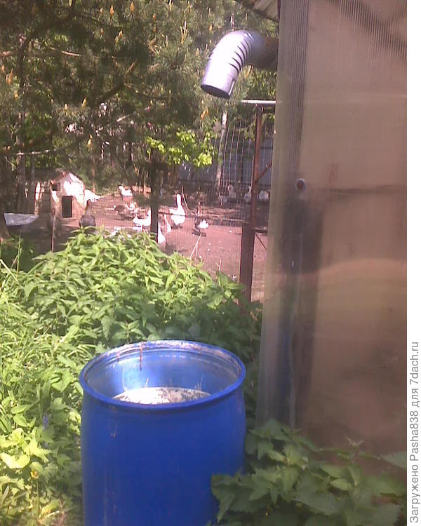 Бочка у входа. Туда набирается дождевая вода с крыши. Этой водой и буду поливать (не хватит, конечно, буду брать в других бочках тоже). Пока так, а чуть позже уже потяну шланг с насосиком с баков, оттуда буду. Пока что лейками, пока рассада маленькая. Но всё равно удобно, бочка у самой двери. Вода вся желтая-желтая - пыльца. Цветут одуваны,  сосны, березы и проч, всё кругом желтое ))
