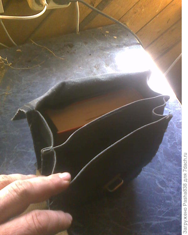 И два отделения. В одно удобно класть книгу для чтения, причем сюда вполне помещаются толстые и не малоформатные книги, а второе отделение - используется для всякой всячины вроде бокорезов для козьих копыт, складного ножика, пакетиков для грибов, разводного ключика и т.п. Еще там внутри есть нашивки для отверток и проч таких штук, но я этим редко пользуюсь, хотя отвертку двустороннюю небольшую иной раз с собой таскаю. Сейчас нет - куда-то вытащил чет делал и обратно не положил.