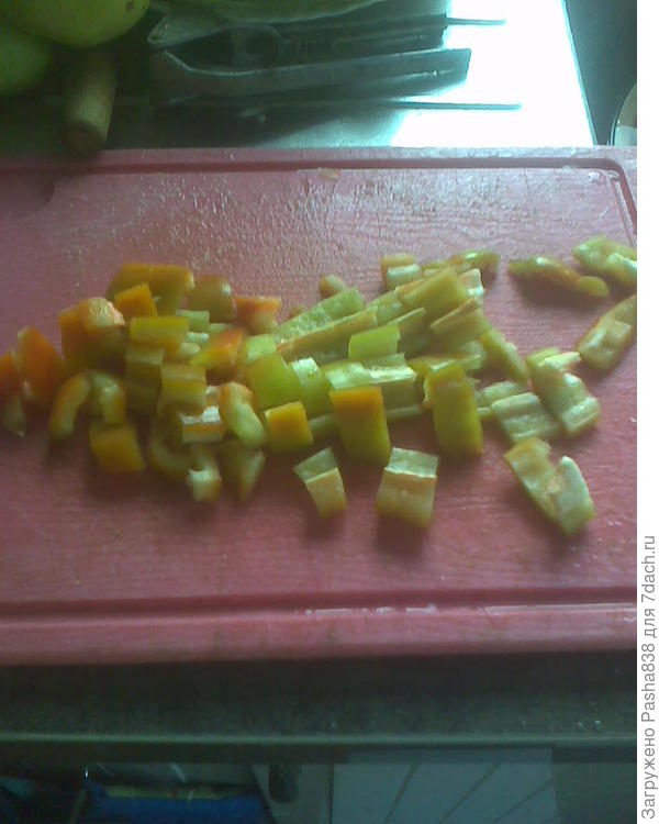 Так вот режется, чуть воды, сахар (немного), соль (тоже в меру), лук еще, ну и это дело варится-тушится до готовности. а далее по банкам, стерилизуется (банки кипятятся в кастрюлях на тряпочках), ну и далее закрываются и, выждав чтобы не сорвало крышки от переворота, переворачиваются. Ну и всё, остынут и в погреб