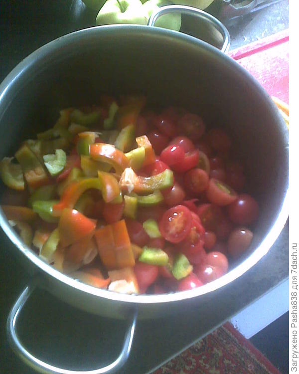 С перцем вышла полная (фото сделано в процессе резки)