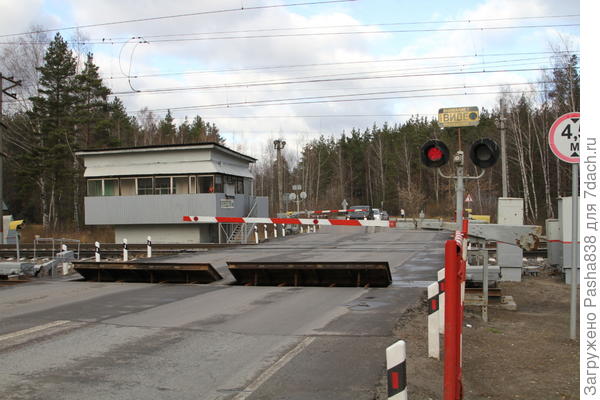 Фото из Интернета. Я не к тому, что надо городить железнодорожную будку XD, а просто вот крыша не сильно уклонистая. Хотя нельзя сказать, что совсем плоская, некоторый уклон всё же имеется.