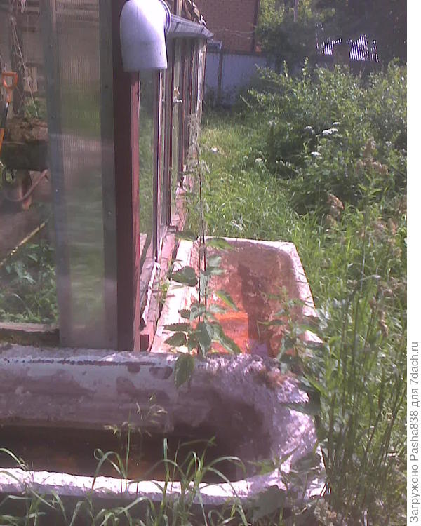 Возле одной из теплиц. 12 метров длина теплицы, с крыши идет водосток, и шурует в ванну. Две древних ванны - одна чугунная, вторая стальная ржавая. Теплица поливается в основном из этих ванн. Если совсем засуха - то поливать больше, и тогда с больших ёмкостей шлангом через насос. А так по старинке лейками.