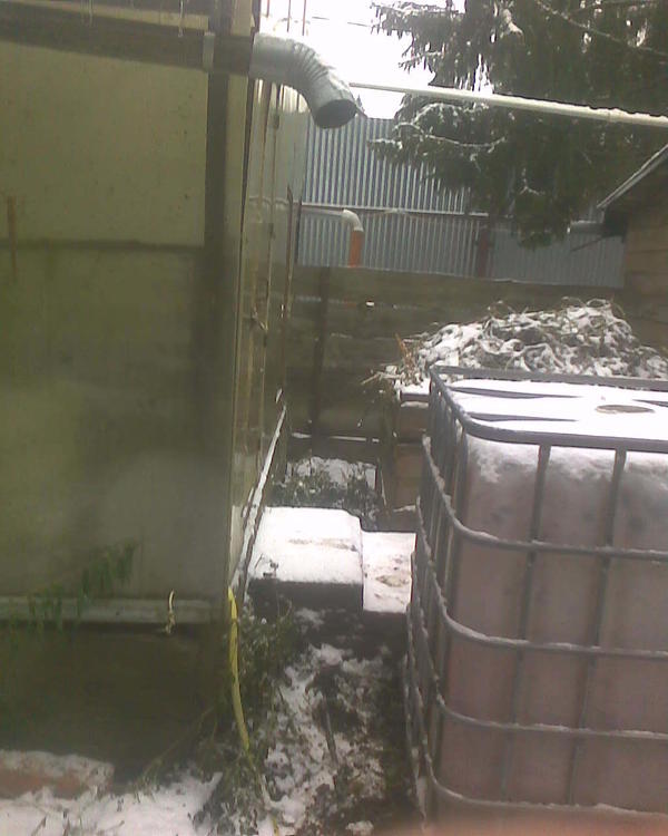 Такая вот система. Потом это всё сгниёт в этих ящиках (лет за восемь) и я это выгребу и пущу куда-нибудь в качестве почвы, может под деревья какие декоративные или еще куда. От теплицы я отошел - чтобы не сильно уж тенить её загоражиая, и чтобы в случае возможного мелкого ремонта (поликарбонат менять) можно было подойти. Поликарбонат старый, я не знаю, по идее его менять давно пора, он потемнел, а то и позеленел. Денег у меня нет, думаю пойду по другому пути - просто вварю там в металлический каркас, а там он выраженно крепкий. там 150 мм трубы стоят, эдакую стальную рамку из железок, и всуну туда деревянные рамы со стеклами (старые), ну и всё. И вырежу по периметру поликарбонат, оставлю только края зашитые, а остальное будет стеклянное. А то чет совсем неохота на эти листы поликарбоната раскошеливаться, да и раздражает каждые 10 лет их вечно менять. Белая труба - это полипропилен, летний водопровод, он идет в теплицу и далее на улицу к гусям воду наливать. Думал еще к уткам дотянуть, но труб не хватило, покупать придется.